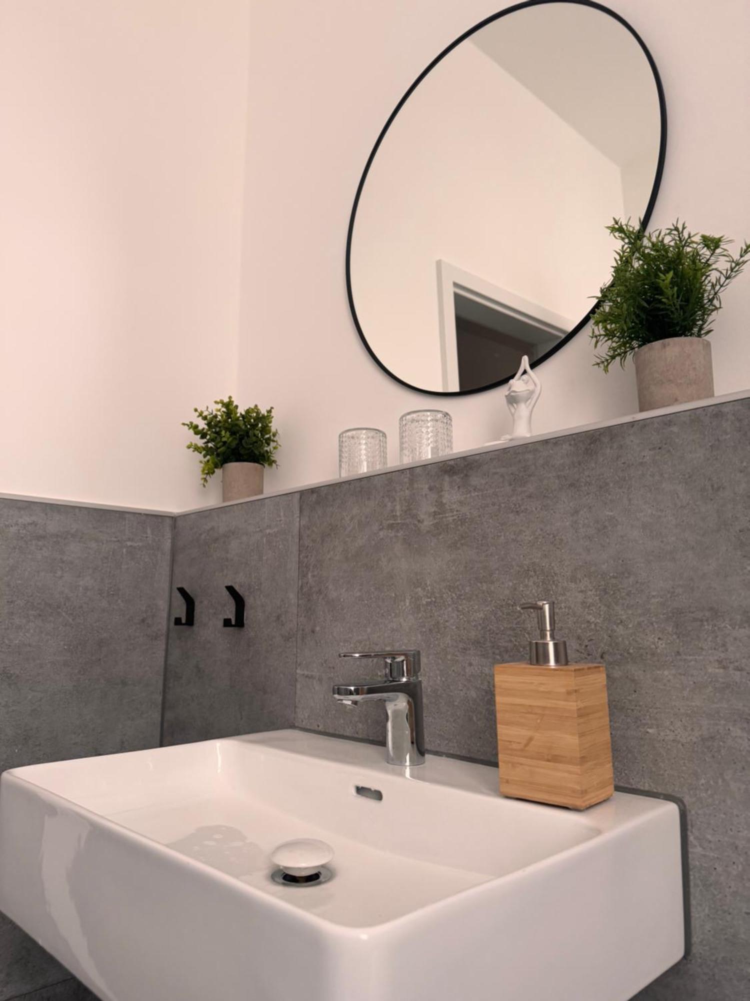 Studio Apartment Im Zentrum Mit Parkplatz & Neuem Badezimmer Magdeburg Exterior foto